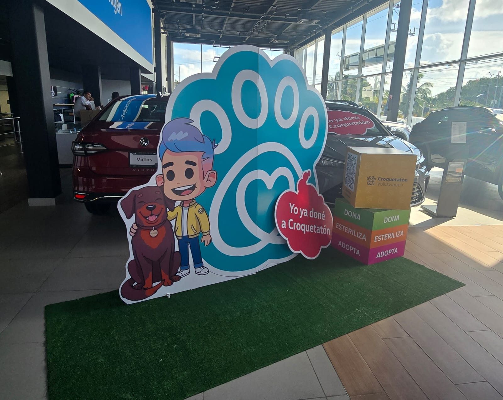 Display de punto de venta con figura recortada en showroom automotriz