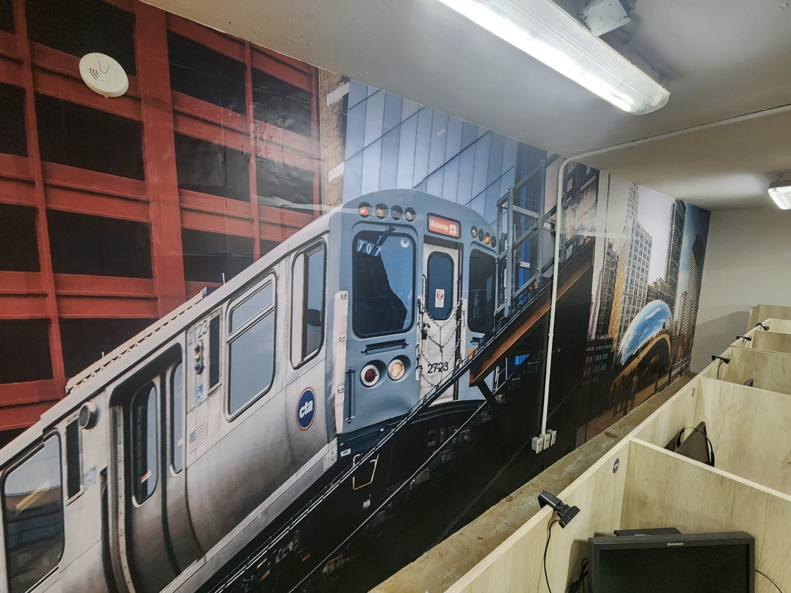 Mural de vinil de un vagón de tren a tamaño real en oficina