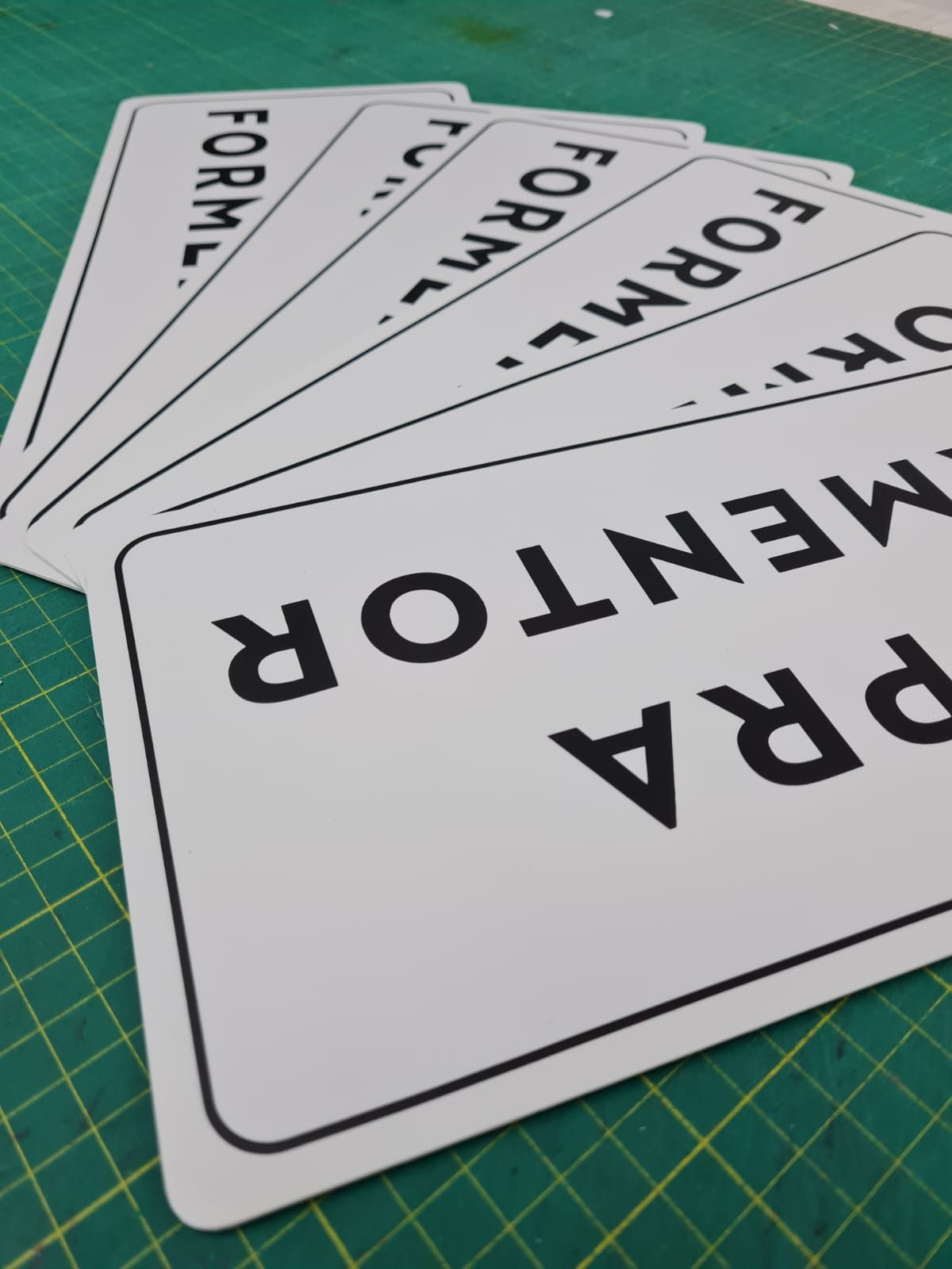 Placas rígidas cortadas a medida con router CNC, apiladas tras el corte