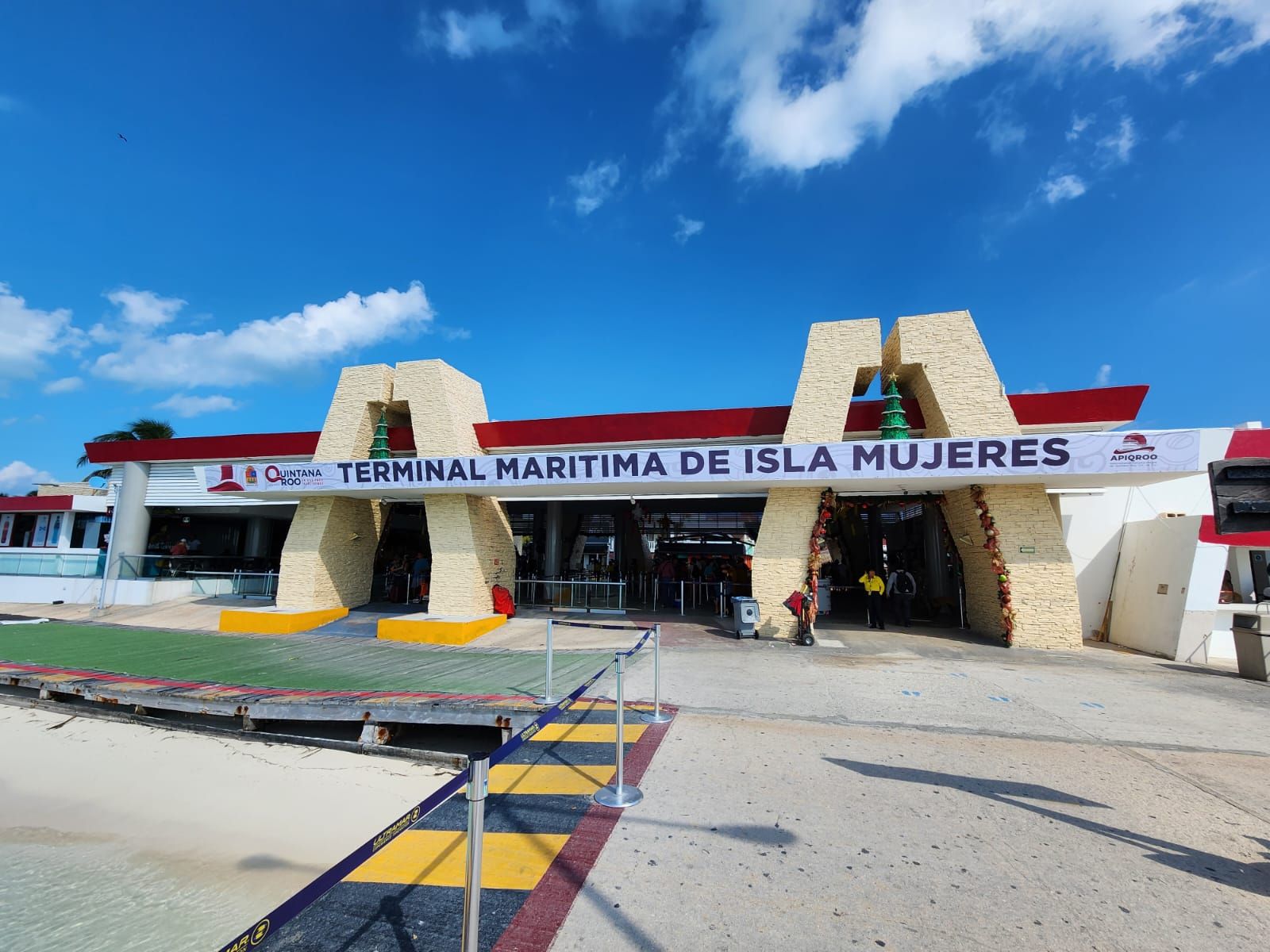 Lona de gran formato instalada en la Terminal Marítima de Isla Mujeres